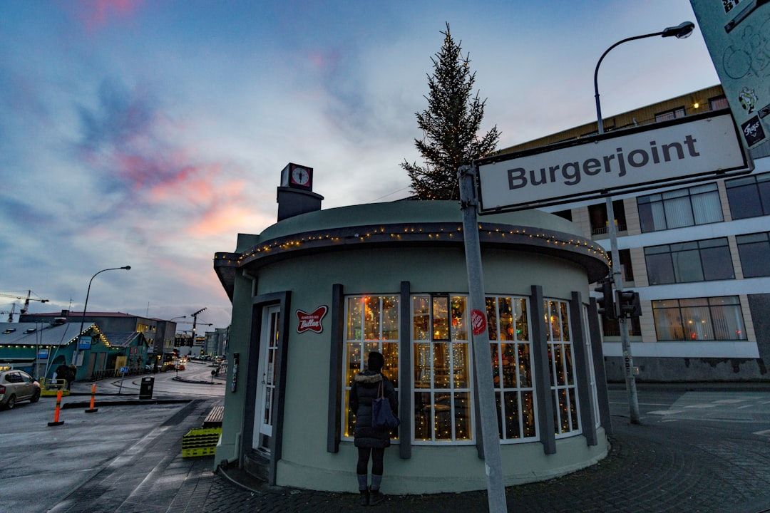 Bæjarins Beztu Pylsur in Reykjavik harbor