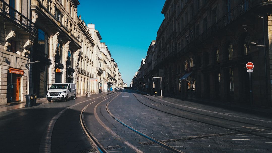 Trains for the long hops, a car for the regions in Bordeaux